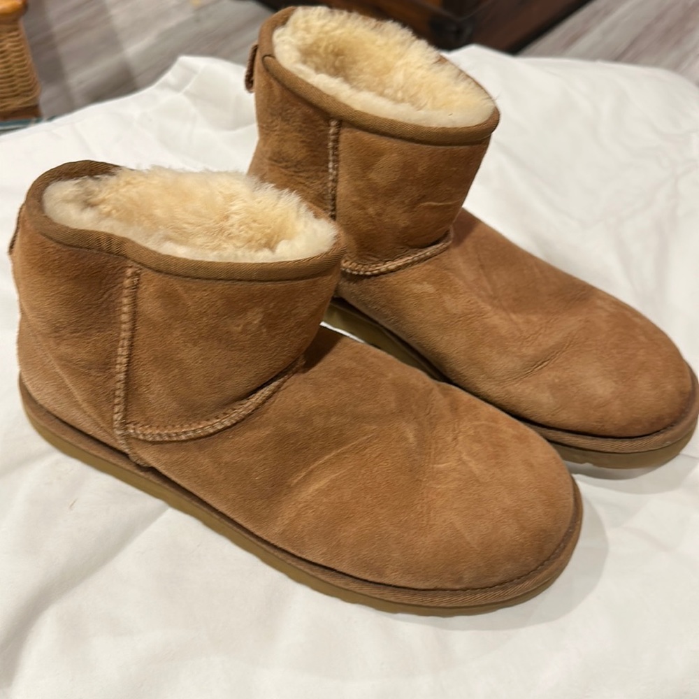 Ugg fur lined ankle boots in excellent condition women’s size 9